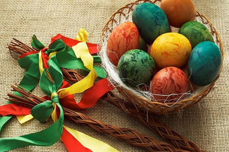 Vyskúšajte prírodnú cestu farbenia vajíčok